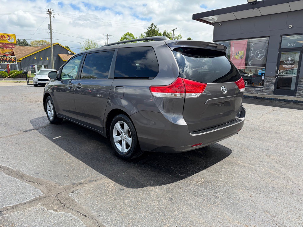 2011 Toyota Sienna Image 4