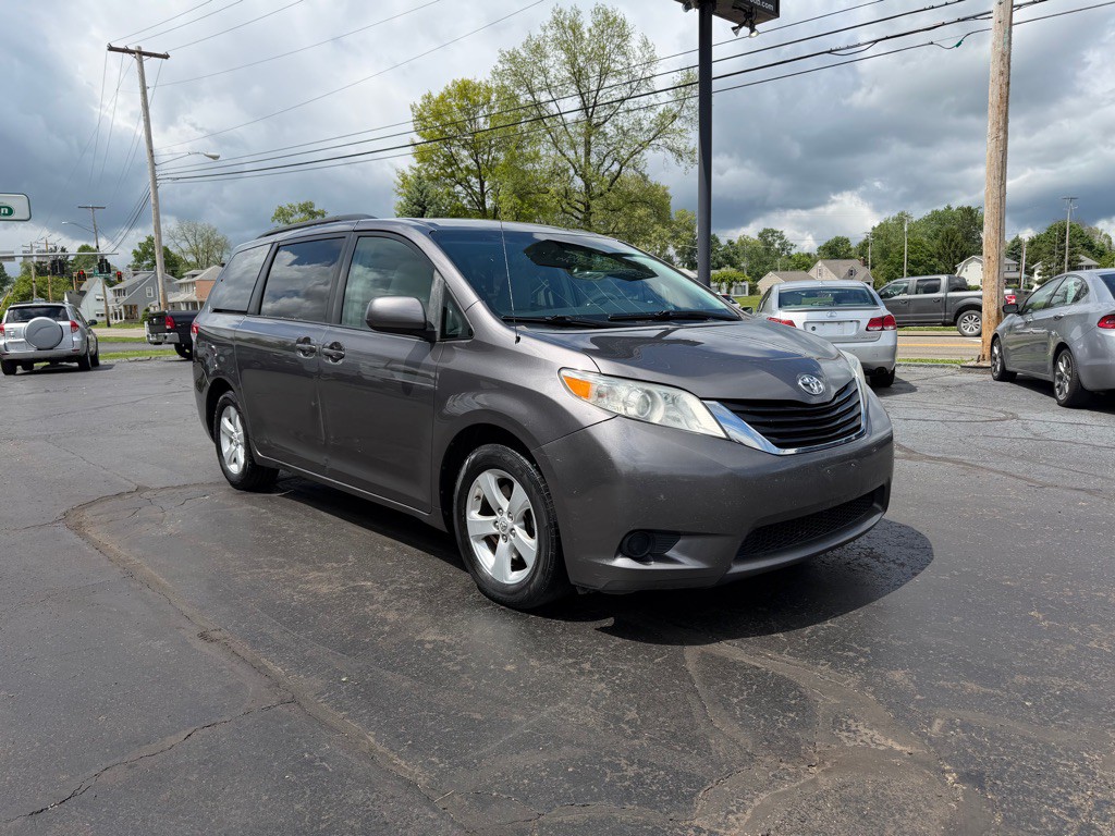 2011 Toyota Sienna Image 5