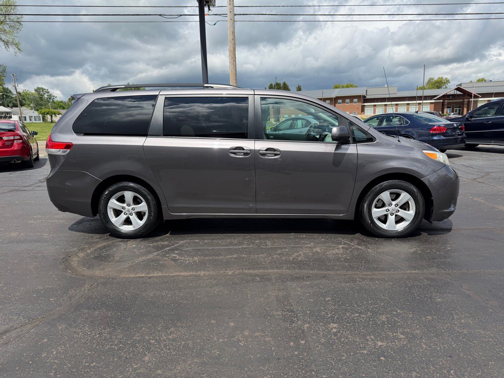 2011 Toyota Sienna Image 6