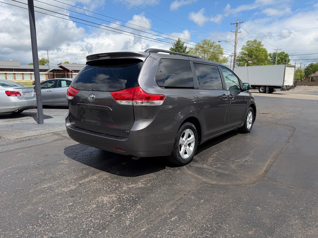 2011 Toyota Sienna Image 7