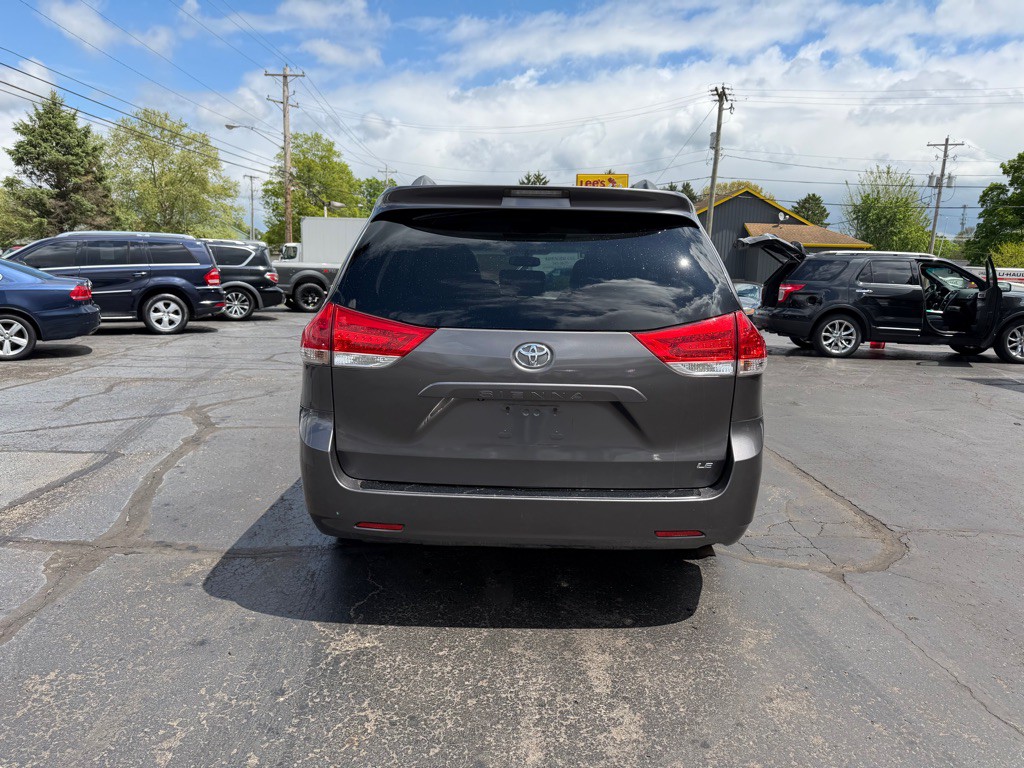 2011 Toyota Sienna Image 9