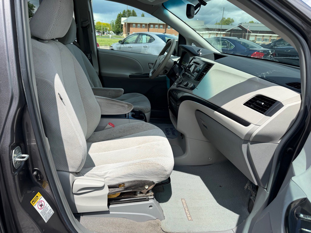 2011 Toyota Sienna Image 11