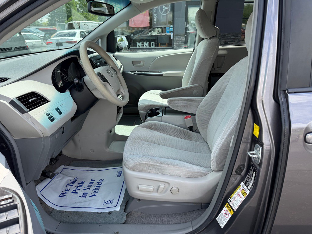2011 Toyota Sienna Image 13