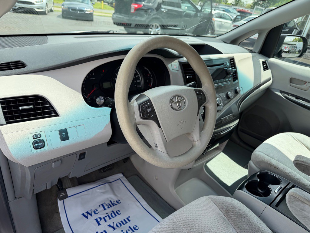 2011 Toyota Sienna Image 14