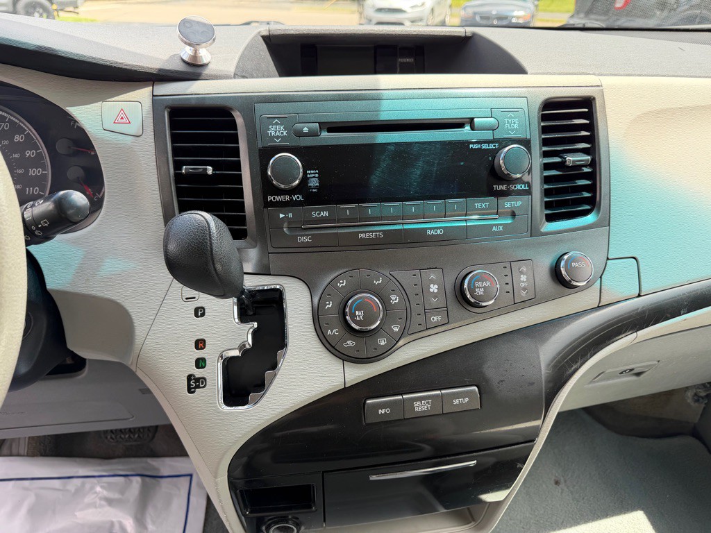 2011 Toyota Sienna Image 15