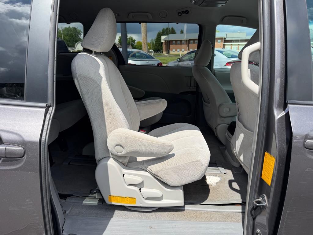 2011 Toyota Sienna Image 16