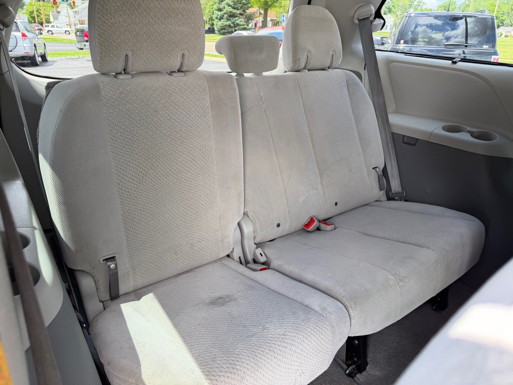 2011 Toyota Sienna Image 17