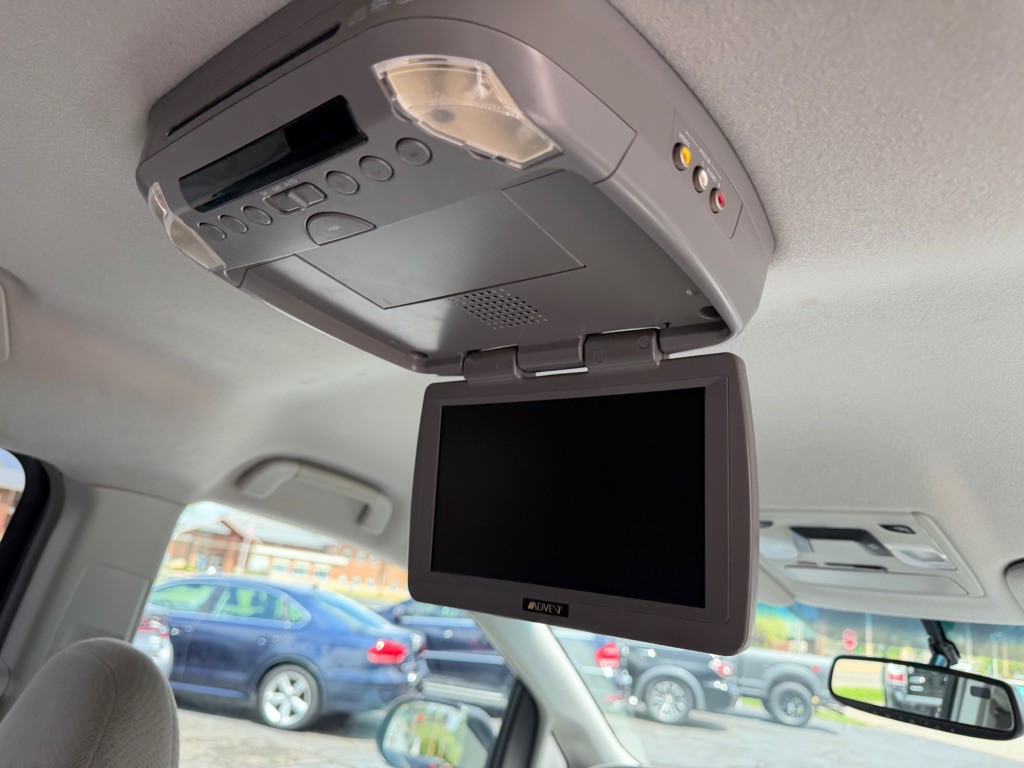 2011 Toyota Sienna Image 18