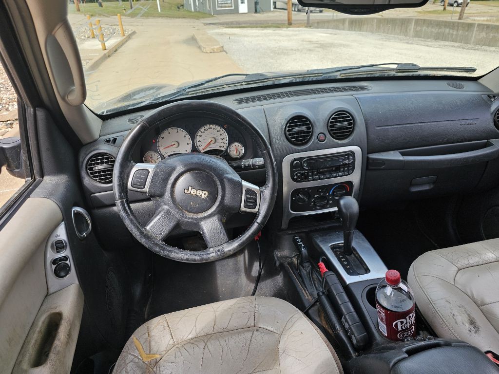 2004 Jeep Liberty Image 10