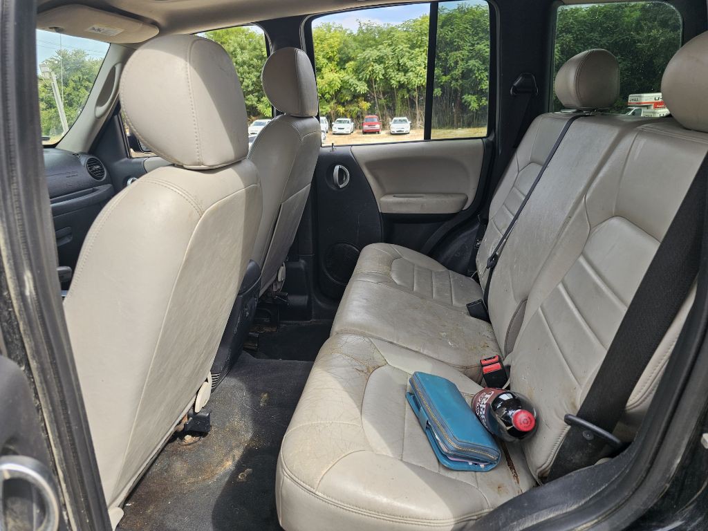 2004 Jeep Liberty Image 11