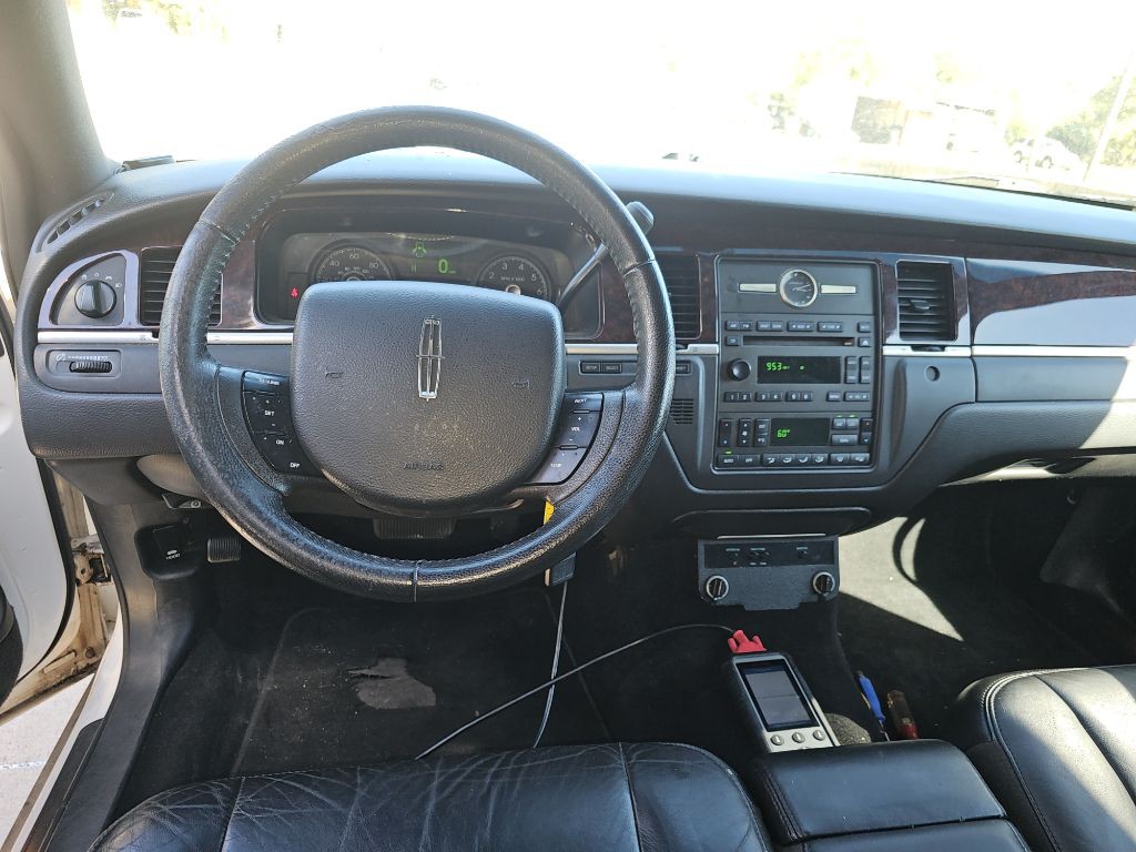 2007 Lincoln Town Car Image 9