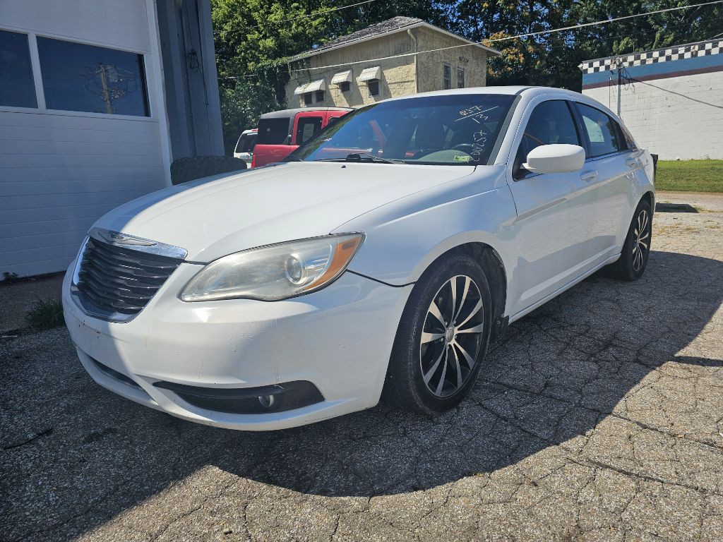 2013 Chrysler 200 Image 1