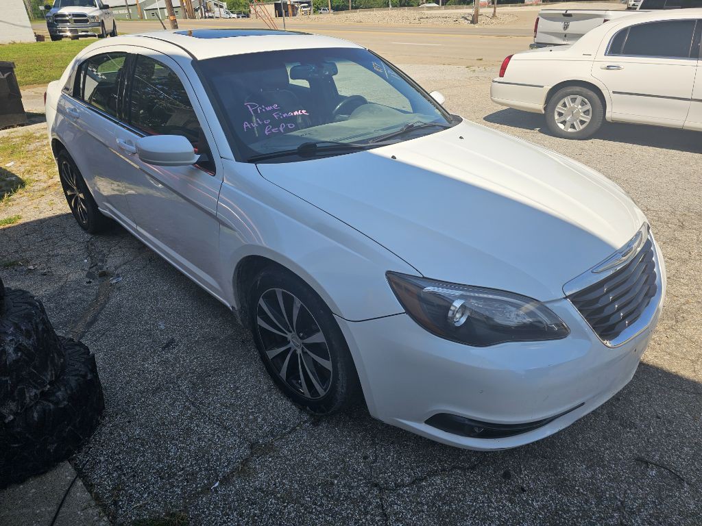 2013 Chrysler 200 Image 2
