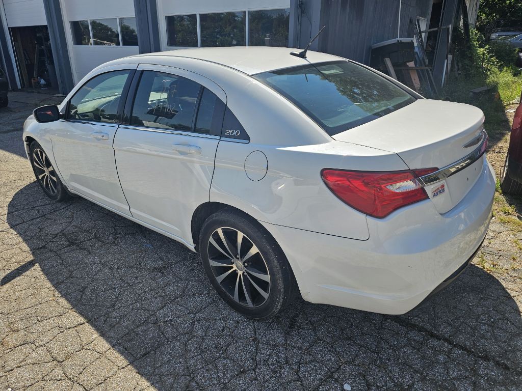 2013 Chrysler 200 Image 3
