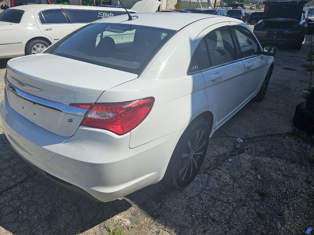 2013 Chrysler 200 Image 4
