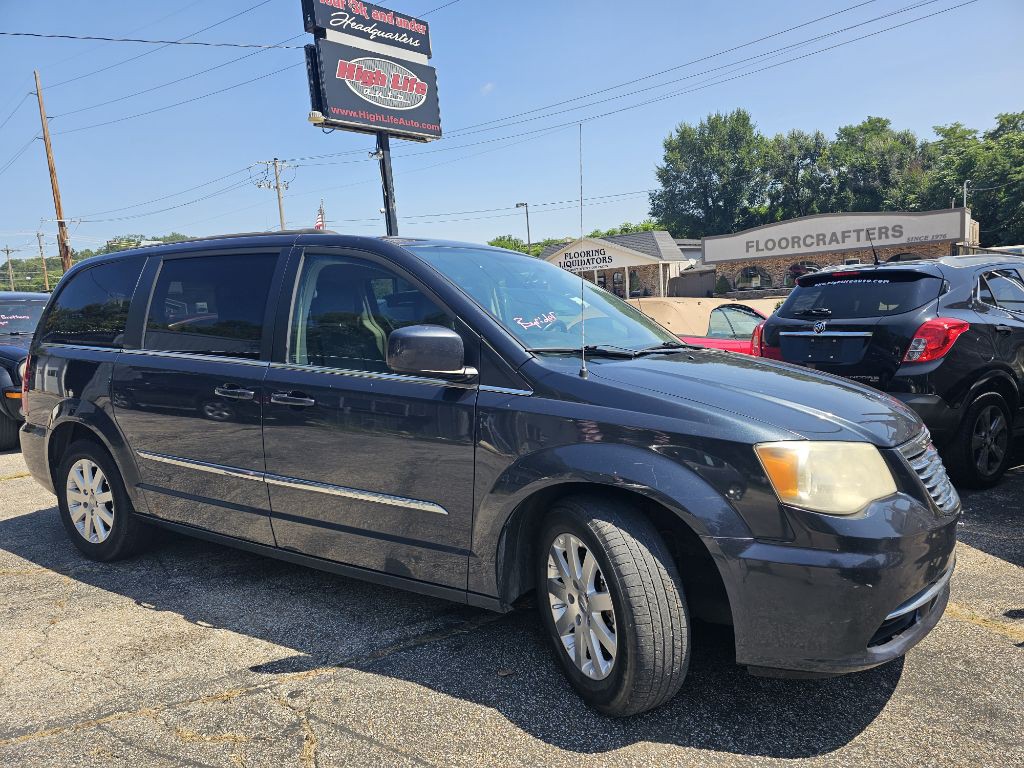 2014 Chrysler Town & Country Image 1