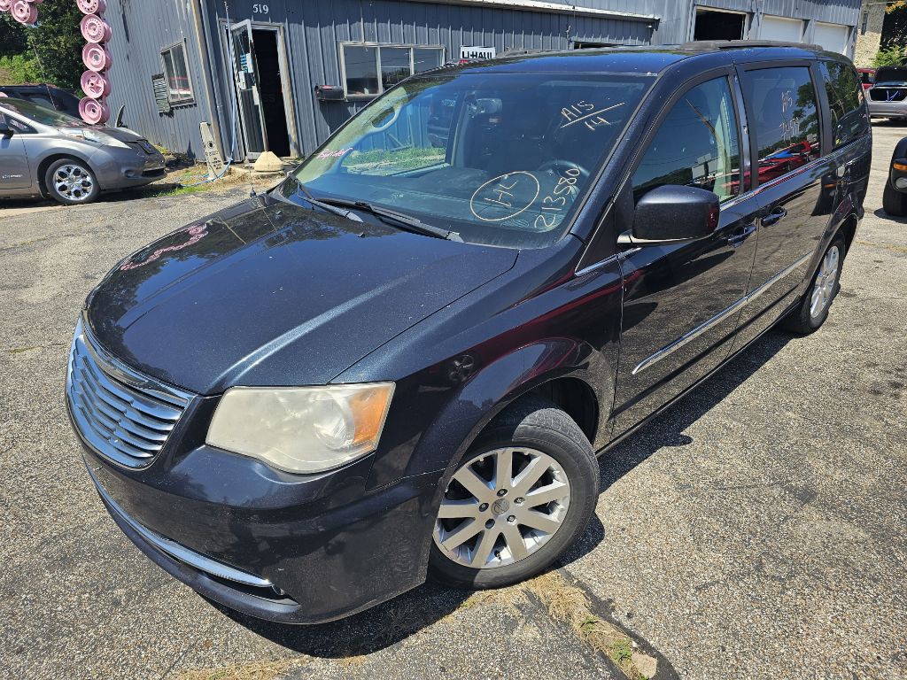 2014 Chrysler Town & Country Image 2