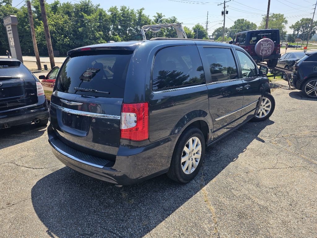 2014 Chrysler Town & Country Image 4