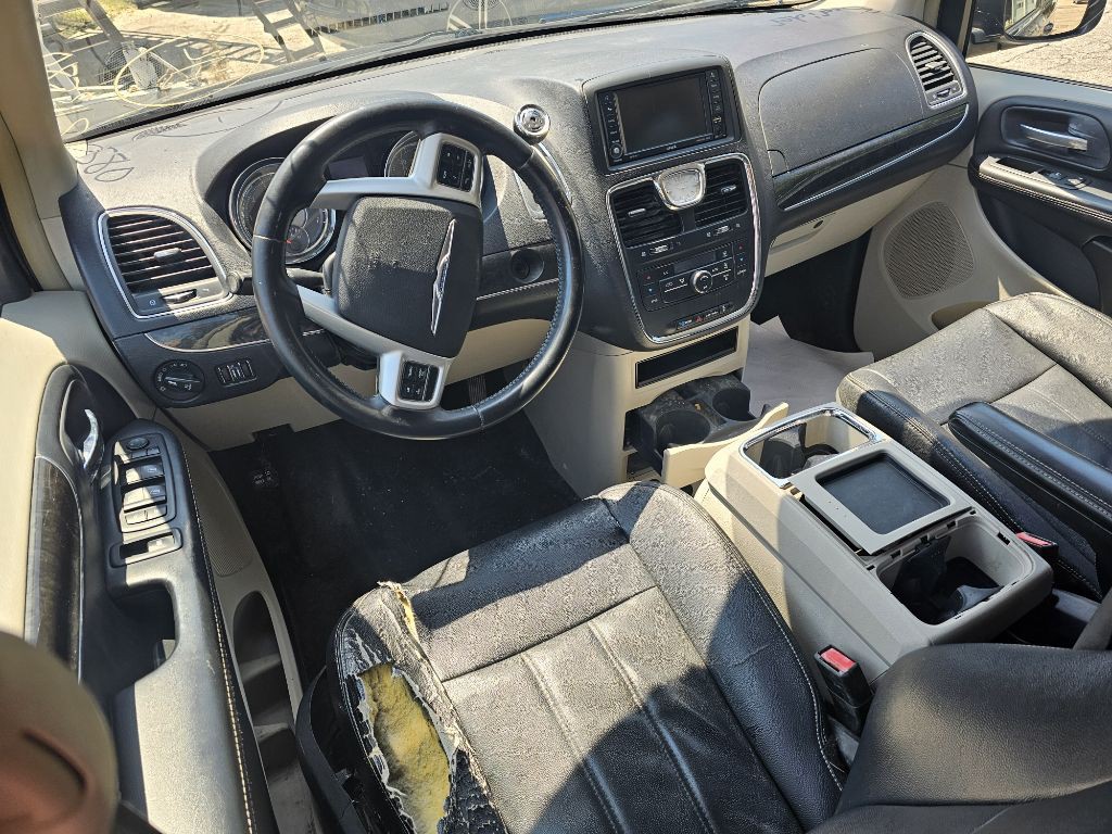 2014 Chrysler Town & Country Image 5