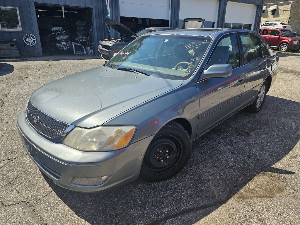 2000 Toyota Avalon Image 2