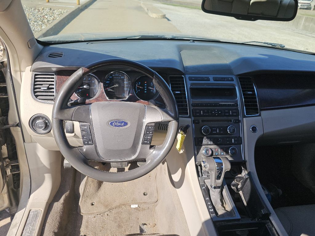2010 Ford Taurus Image 2