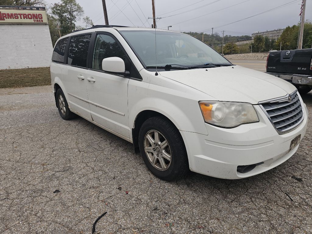 2008 Chrysler Town & Country Image 1