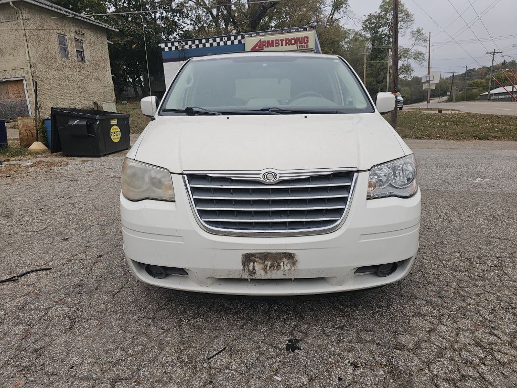 2008 Chrysler Town & Country Image 2