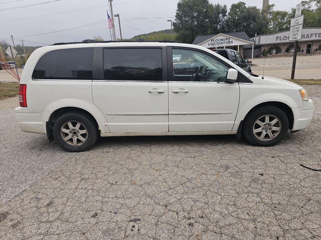 2008 Chrysler Town & Country Image 6