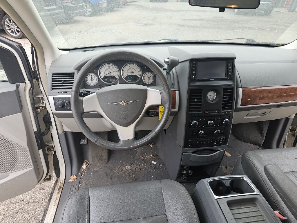 2008 Chrysler Town & Country Image 8