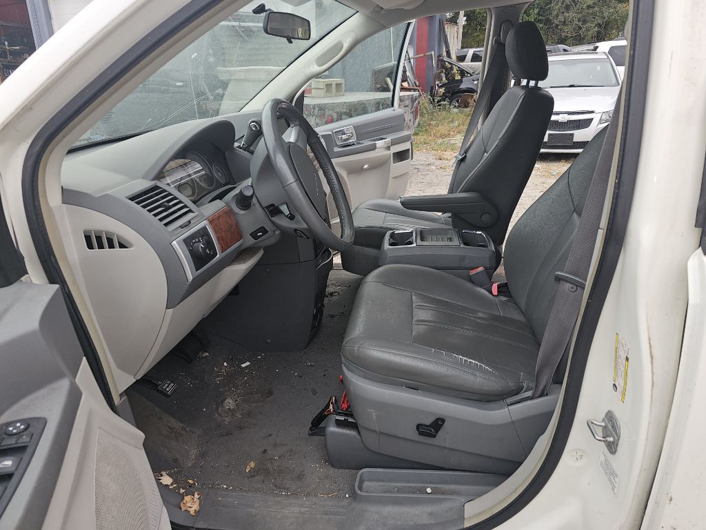 2008 Chrysler Town & Country Image 9