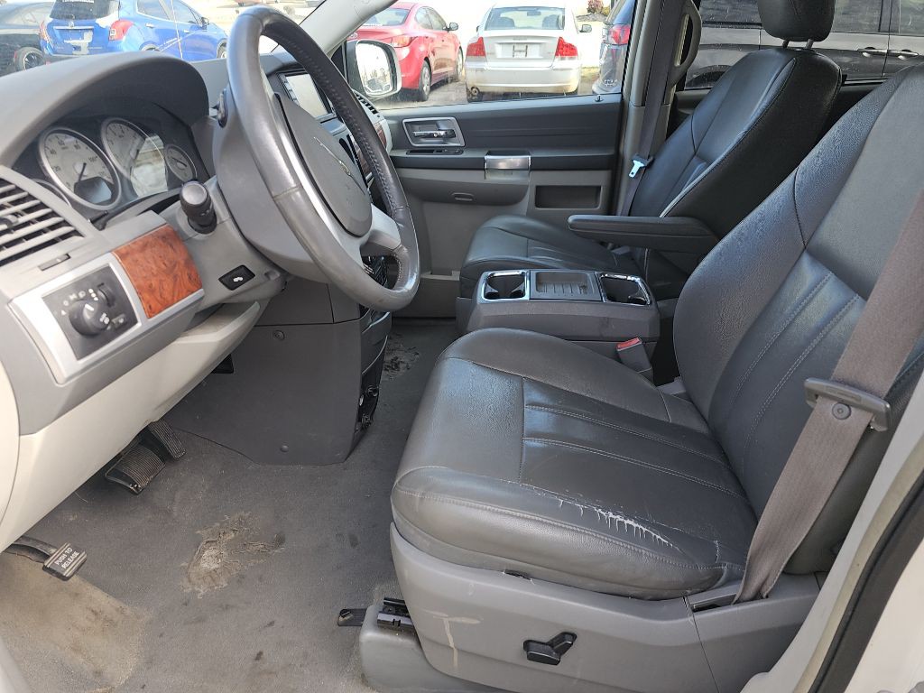 2008 Chrysler Town & Country Image 13