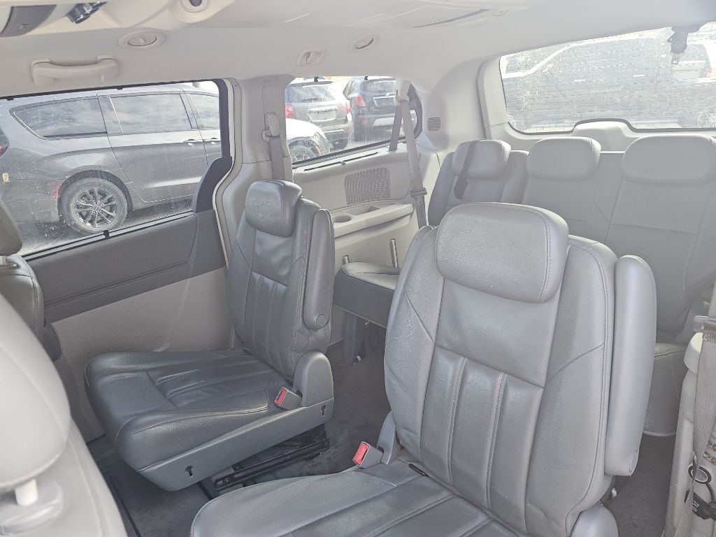 2008 Chrysler Town & Country Image 14