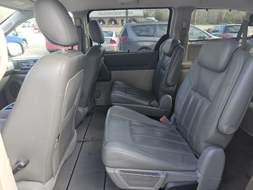 2008 Chrysler Town & Country Image 15