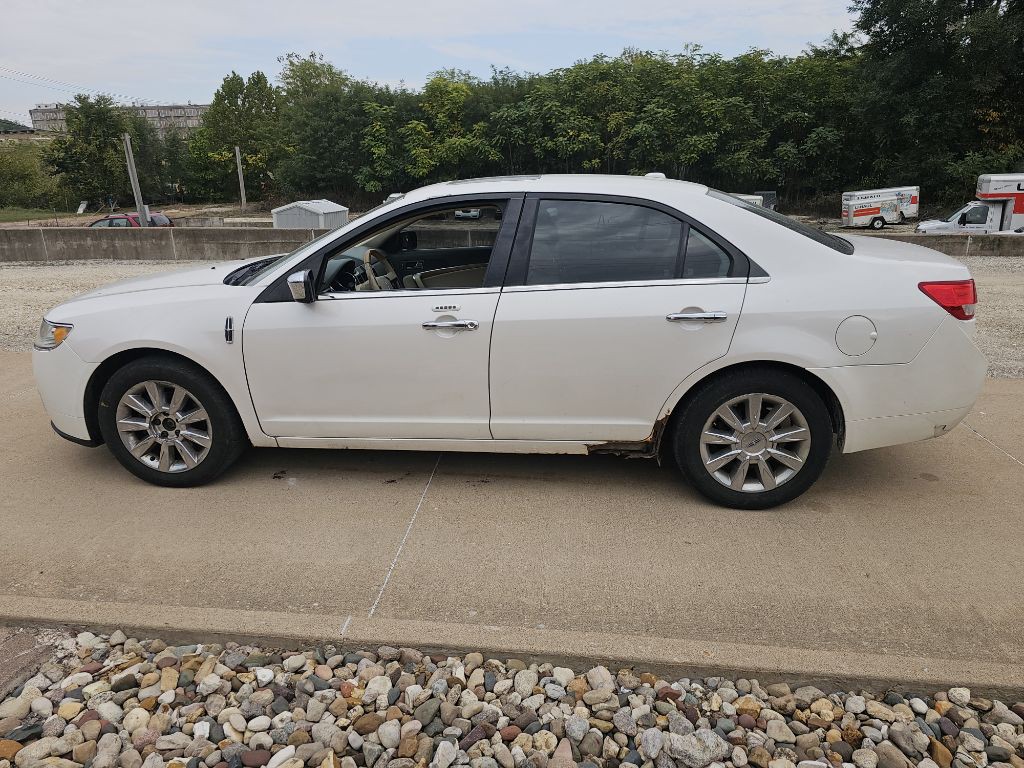 2011 Lincoln MKZ Image 2