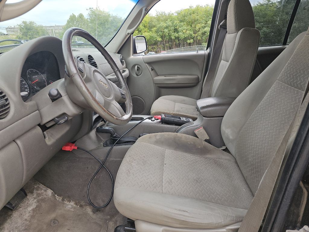 2005 Jeep Liberty Image 10