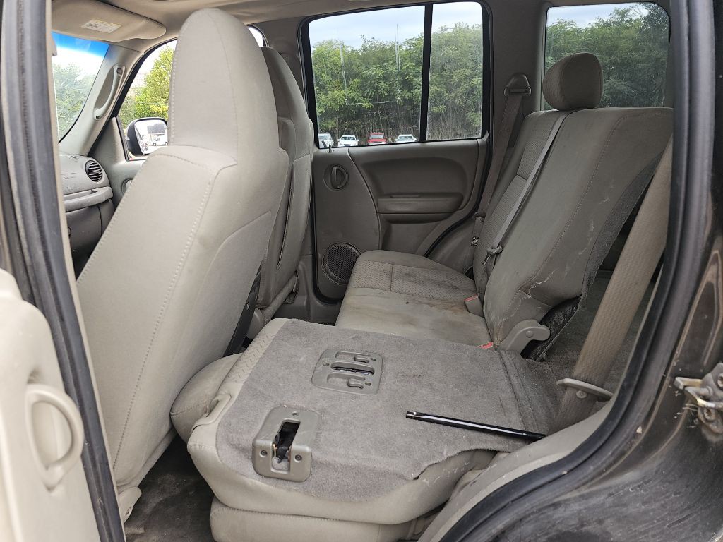 2005 Jeep Liberty Image 11