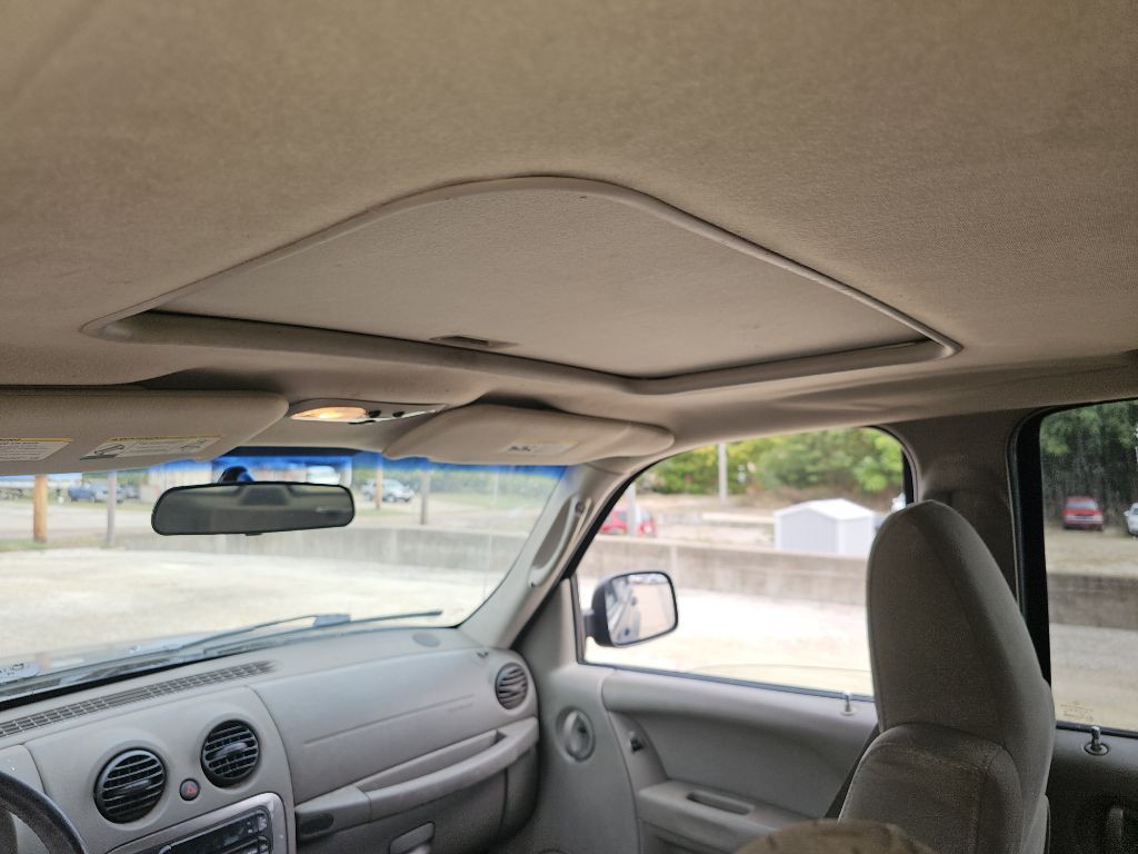 2005 Jeep Liberty Image 12