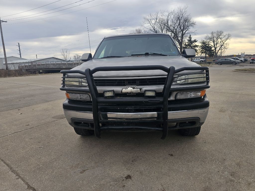 2002 Chevrolet Suburban Image 2