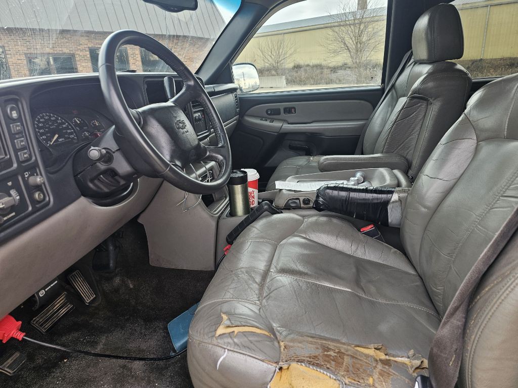 2002 Chevrolet Suburban Image 10