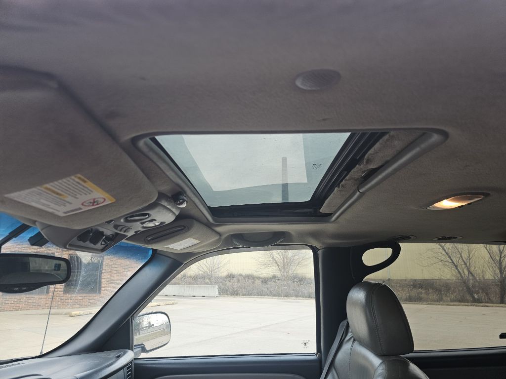 2002 Chevrolet Suburban Image 11