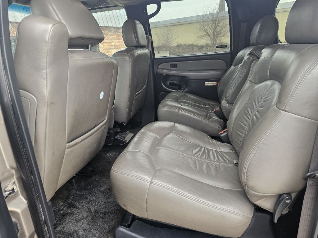 2002 Chevrolet Suburban Image 12