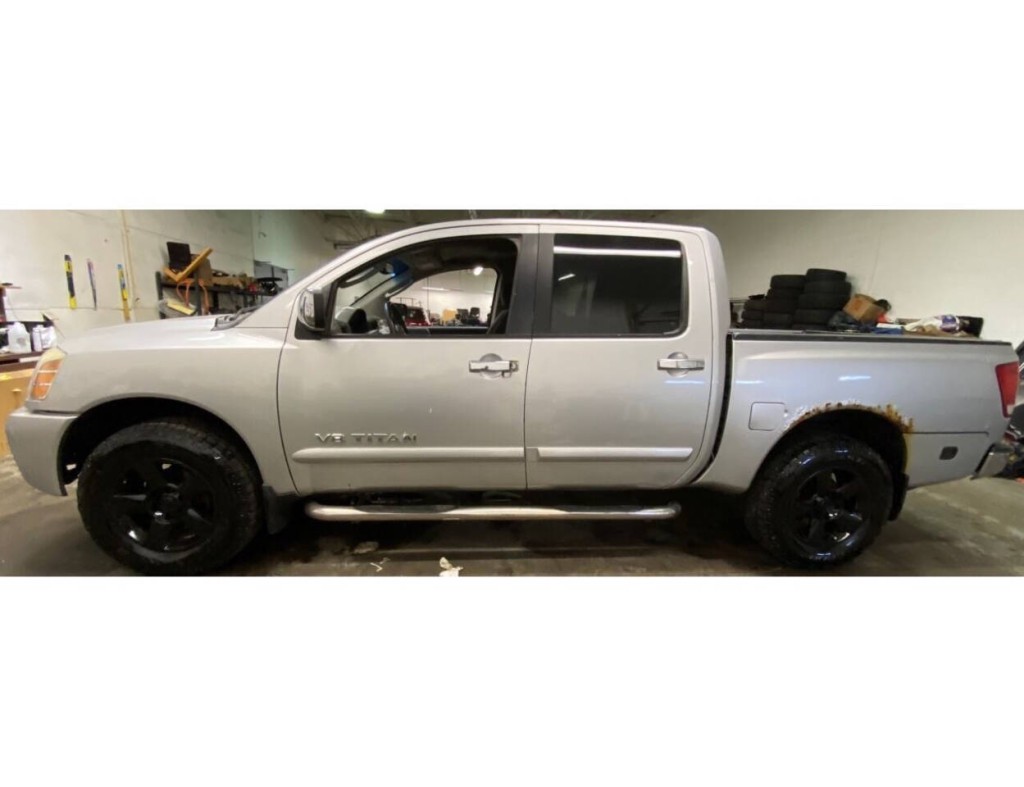 2005 Nissan Titan Image 2