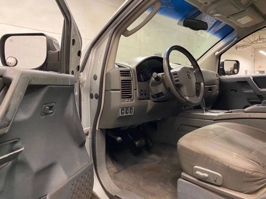 2005 Nissan Titan Image 11