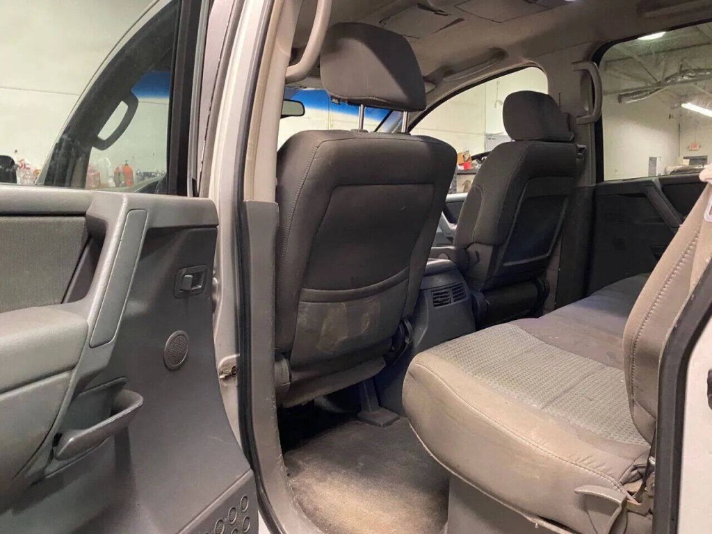 2005 Nissan Titan Image 12