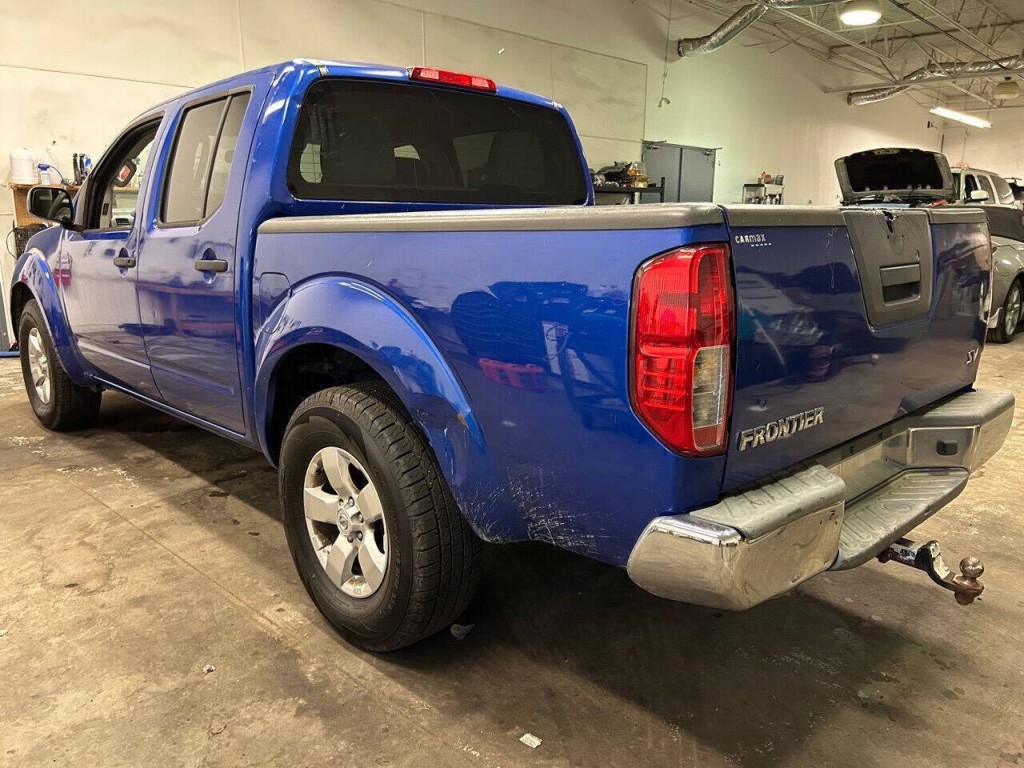 2012 Nissan Frontier Image 2