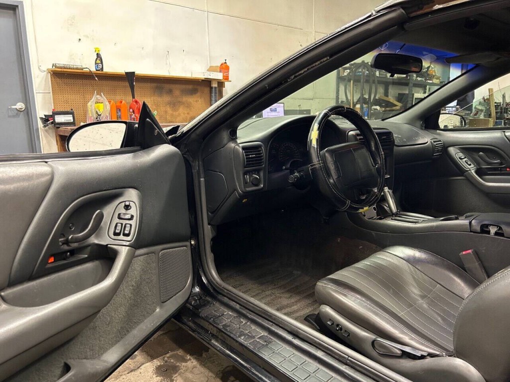 1997 Chevrolet Camaro Image 12