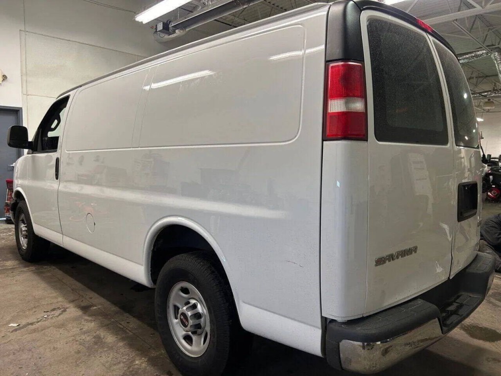 2017 GMC Savana Image 3