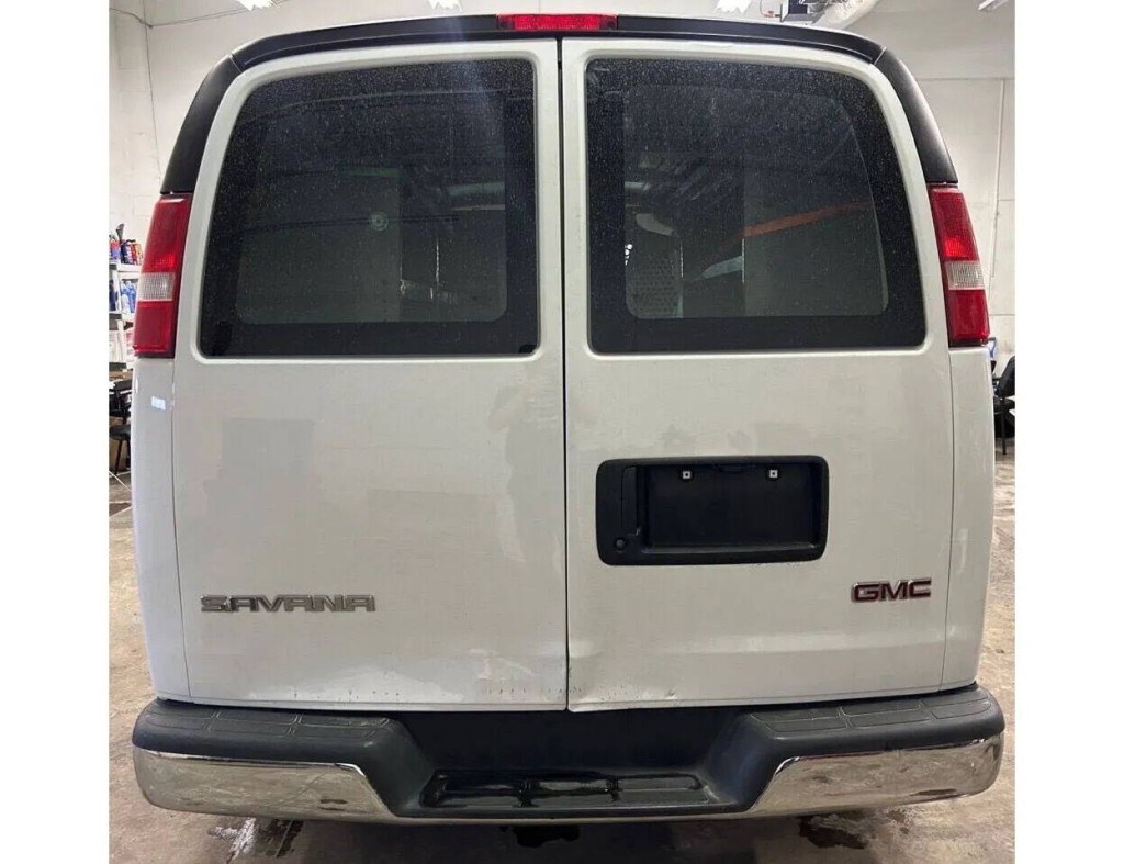 2017 GMC Savana Image 4