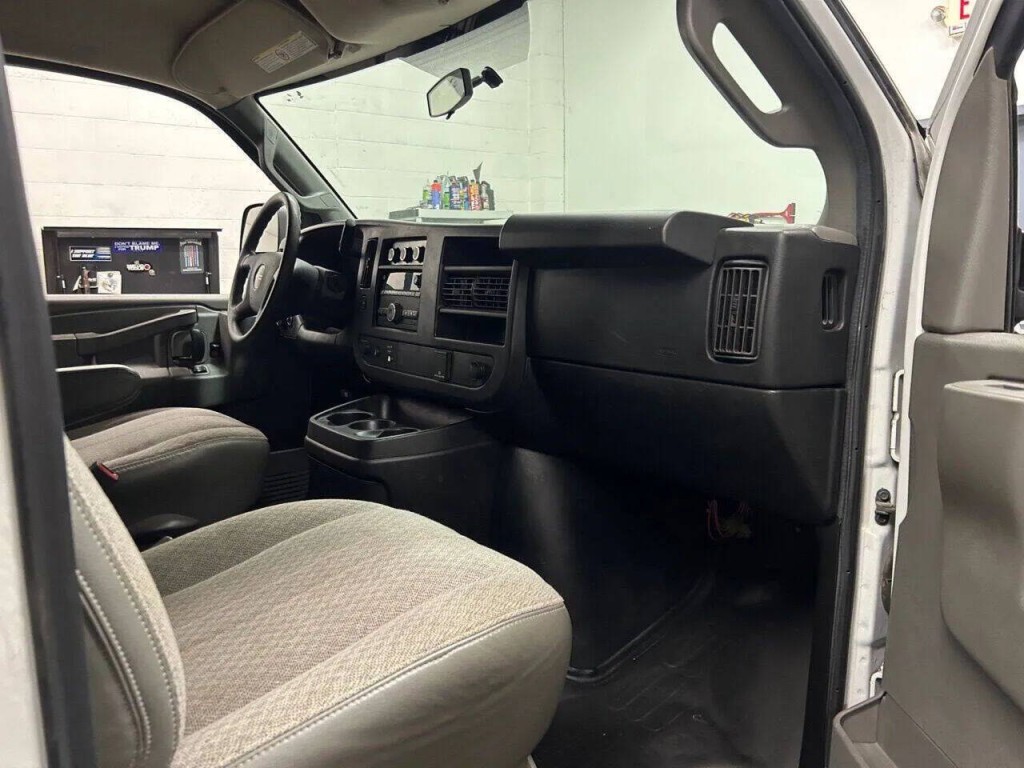 2017 GMC Savana Image 14