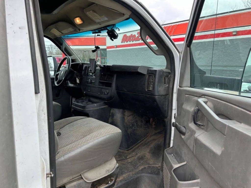 2017 Chevrolet Express Image 13